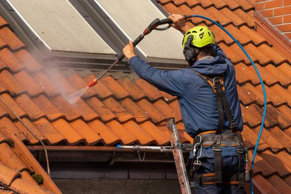 Photo d’un couvreur travaillant sur une toiture